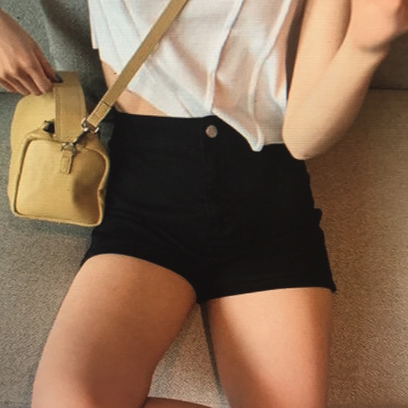 Black jeans and feminine shorts - Picture 3 of 3